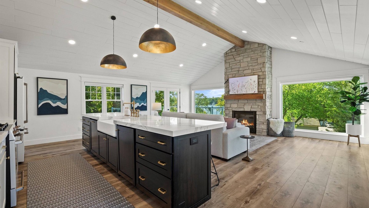 Village of Pewaukee House | 💫 Luxury Lakeview Getaway: Main & Guest House, Sleeps 10 💫