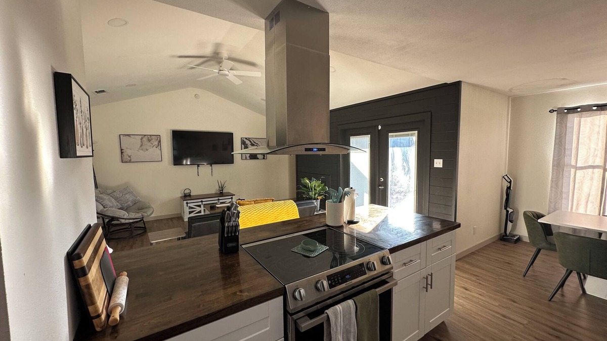 San Angelo House | Luxury Lane: Prime Location by ASU & Across from GF Base - No Stairs - Pet Haven