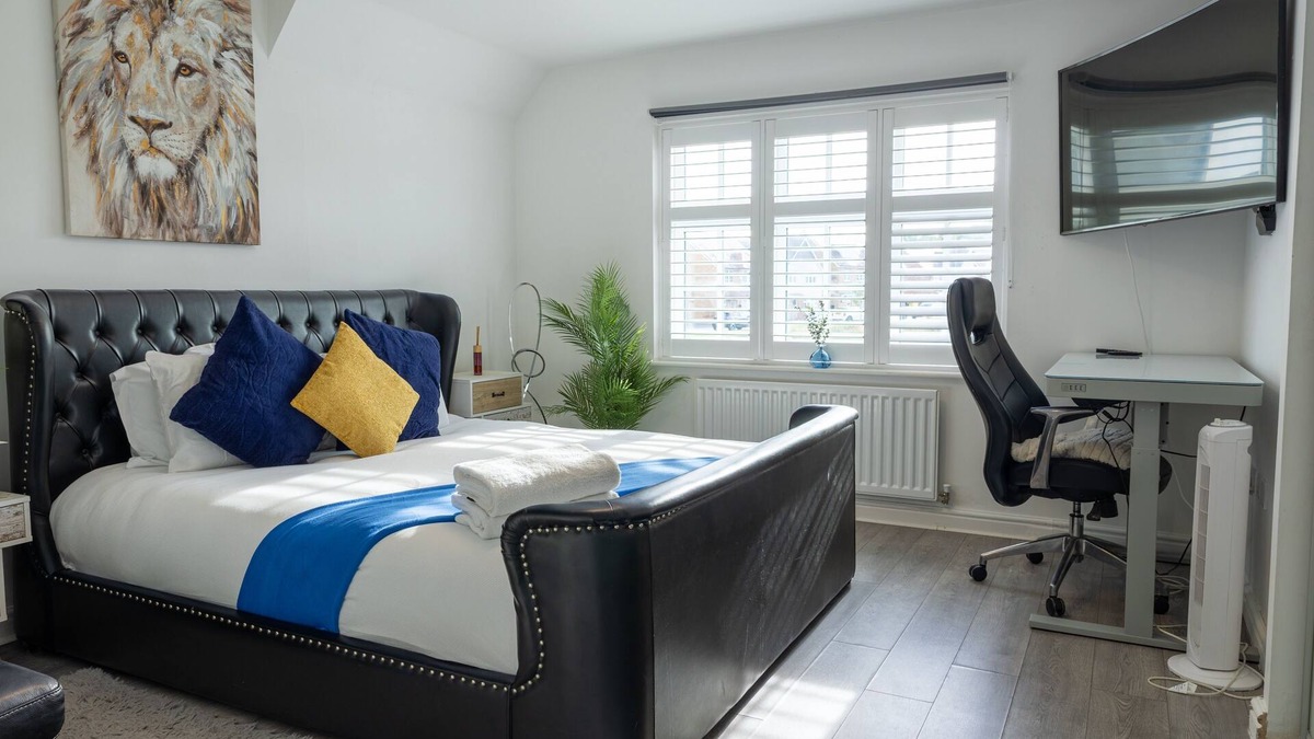 Basildon House | Luxury Langdon Hill Retreat | Jacuzzi Hot Tub| Gym Equipment | Basildon