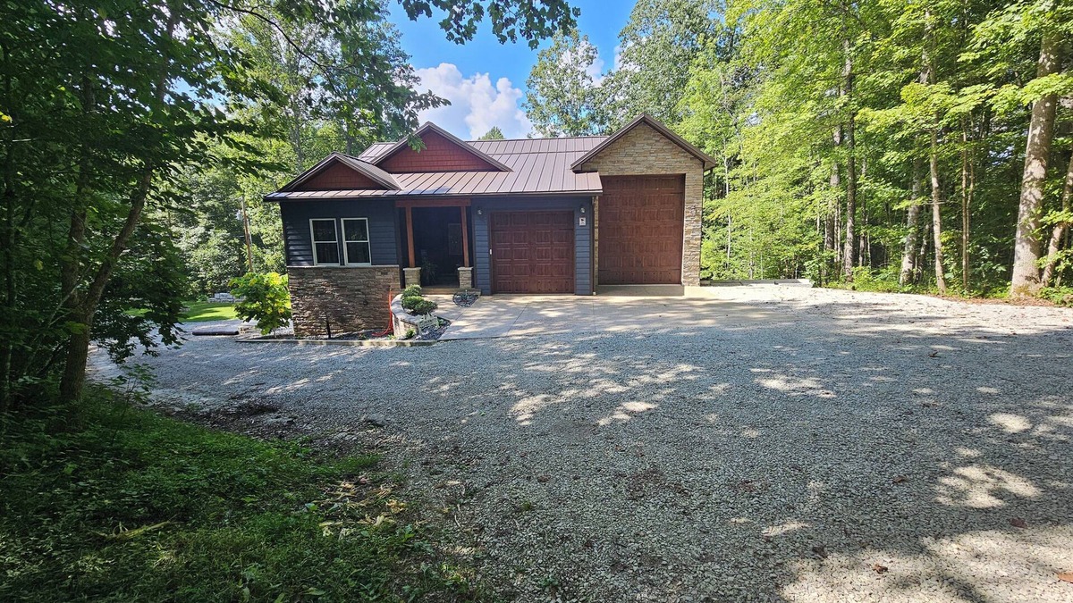 Corbin House | Luxury Laurel Lake Retreat-Private Home Near Holly Bay w Fishing Pond EV CHARGER