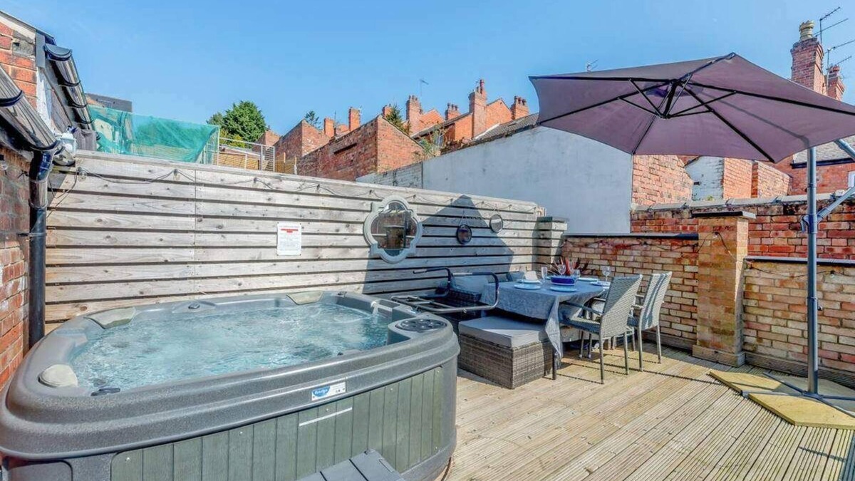 Lincoln House | Luxury Lincoln Home - Sleeps 8 - Hot Tub - Pets