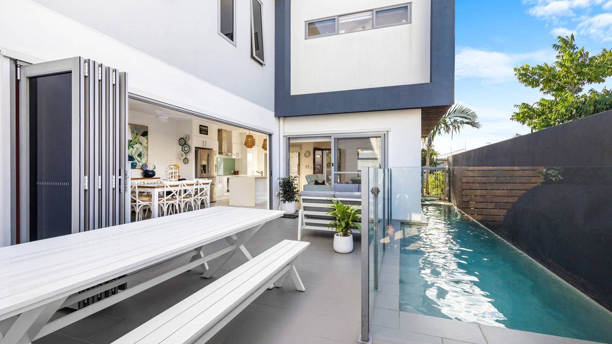 Birtinya House | Luxury Living with Heated Pool Birtinya