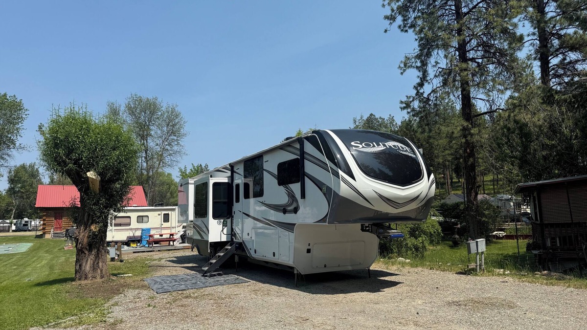 Rexford House | Luxury, Loaded, 39’ RV in Phenomenal Rexford with AC