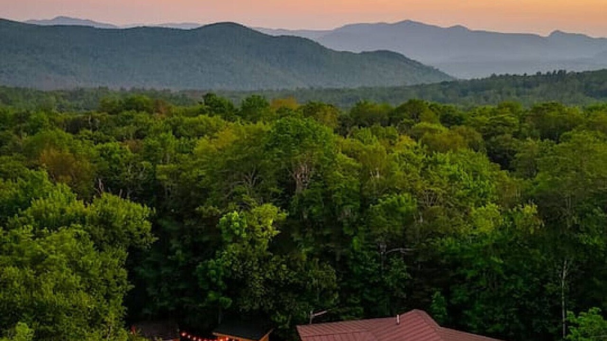 East Haven  Rutland County Ski Chalet | Luxury & Location-Secret Door to A Large Speakeasy
