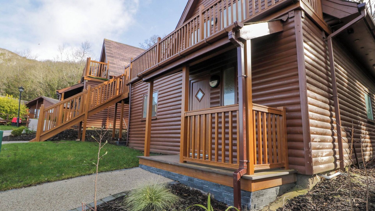 Meliden Cottage | LUXURY LODGE 44, pet friendly, character holiday cottage in Dyserth