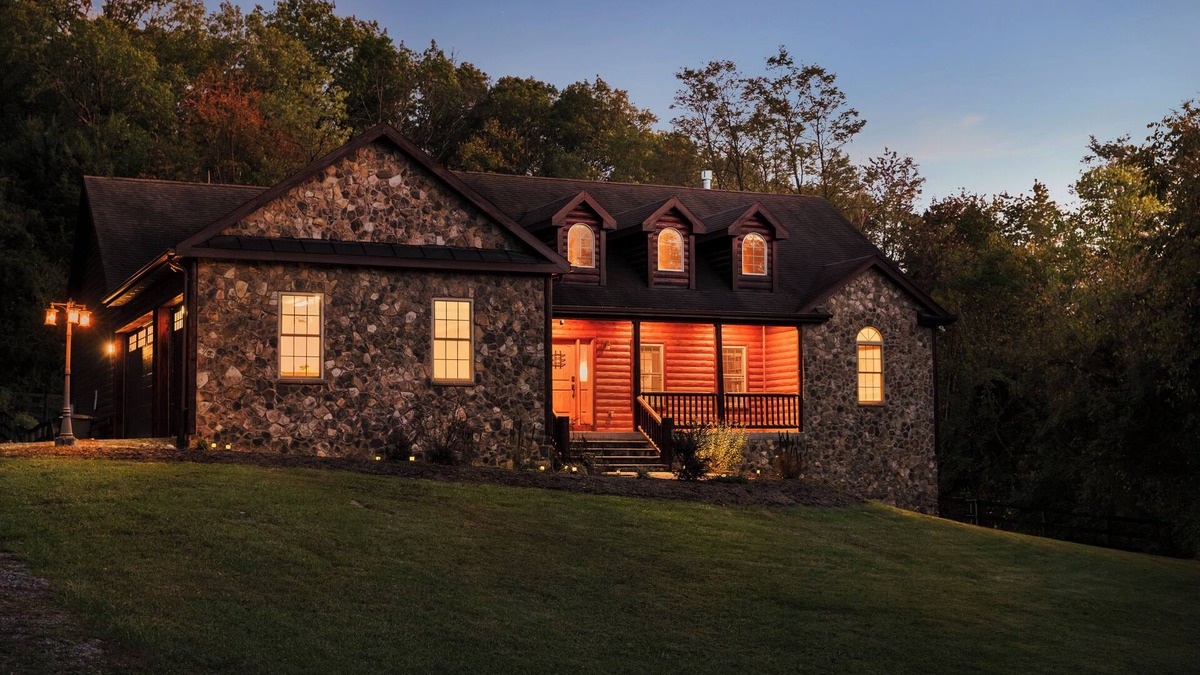 Front Royal Cabin | Luxury Lodge Fire Pit, Hot Tub, & Sauna
