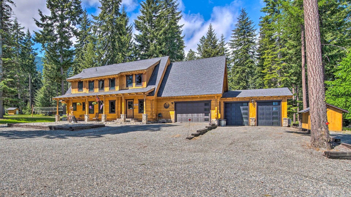 Cle Elum House | Luxury Lodge: Hot Tub, Snowmobiling & ATV Access!