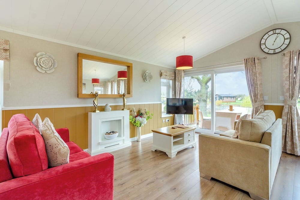 Aubourn Ski Chalet | Luxury lodge ideal for a couples romantic break away with a double driveway.