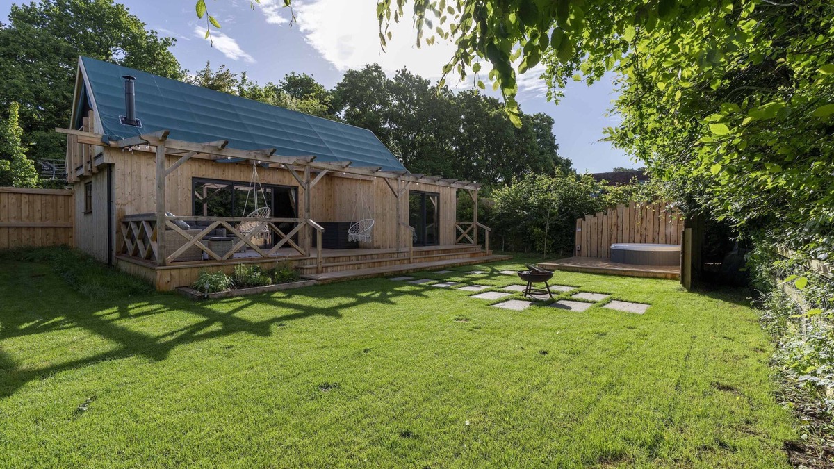 Funtington Cottage | Luxury Lodge near Bosham with private hot tub.