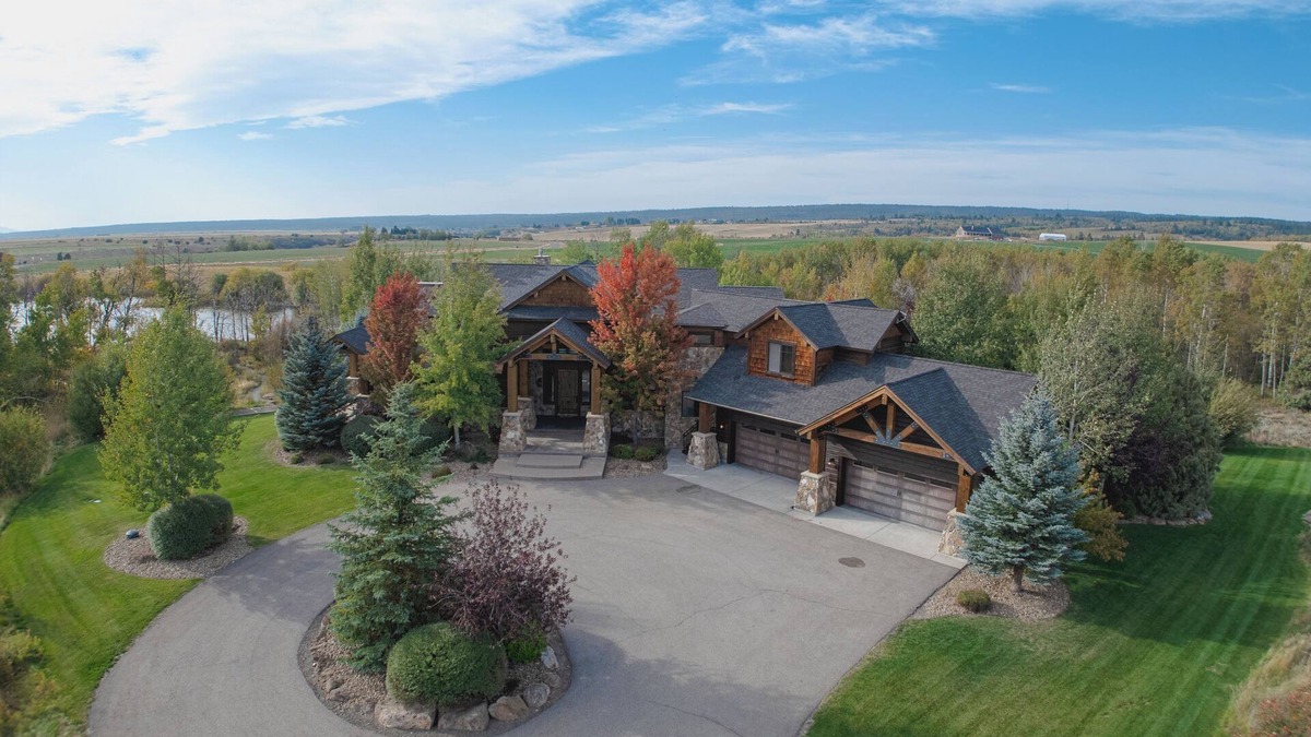 Ashton Cabin | Luxury Lodge, Private Lake, 8,000 ft2, 9 bdrms, for the Ultimate Get-Together