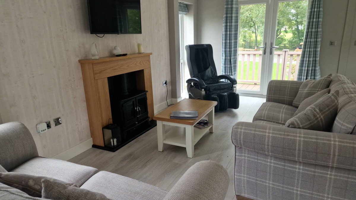 Llanfair Caereinion Cabin | Luxury Lodge - Sleeps 4, hot tub & parking