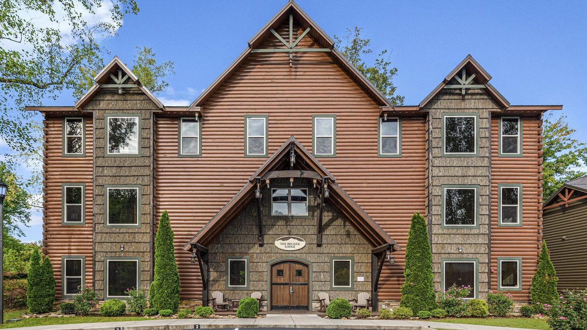 Gatlinburg Cabin | Luxury lodge with 13 king suites, theater, game room & views!