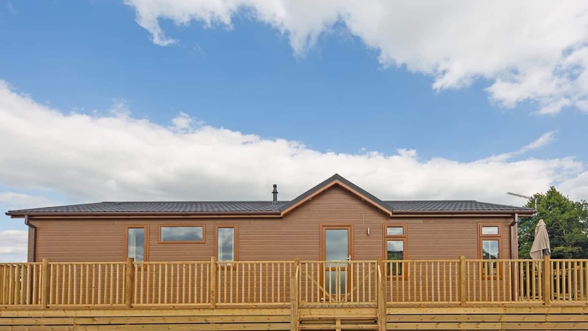 Diss Ski Chalet | Luxury lodge with one double with freestanding bath.