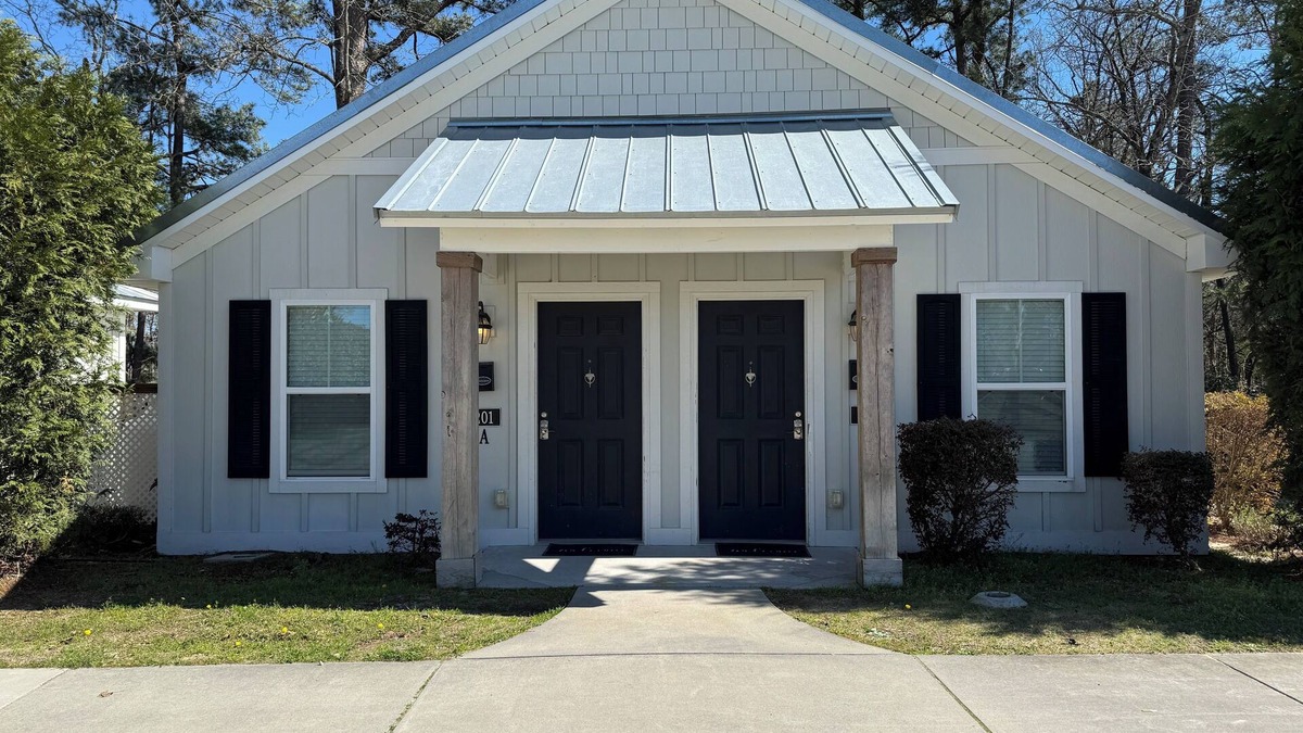 Elizabethtown Resort | Luxury Lodging, Lakefront View ,King Bed w/Private Bath, Private Patio.