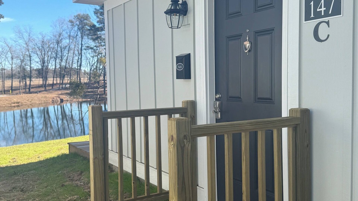 Elizabethtown Resort | Luxury Lodging, Lakefront View, King Bed w/Private Bath, Patio