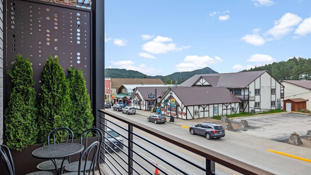 Hill City Apartment | Luxury Loft 6 Overlook Main Street