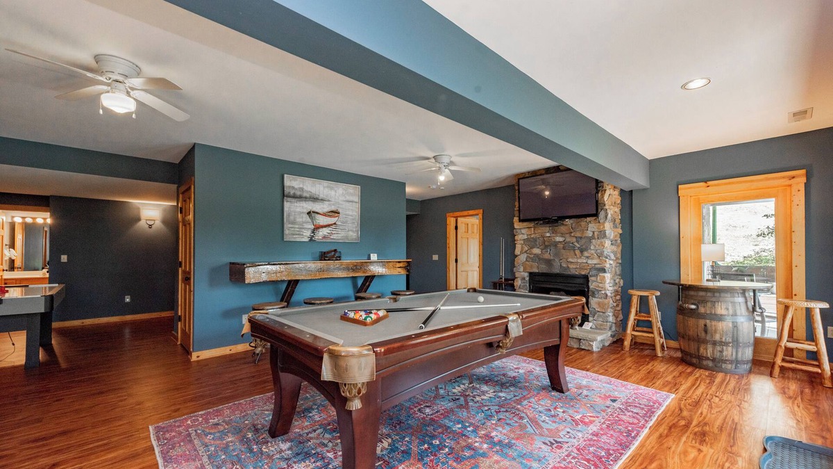 Mountainside House | Luxury Log Chalet Overlooking Deep Creek w/Hot Tub