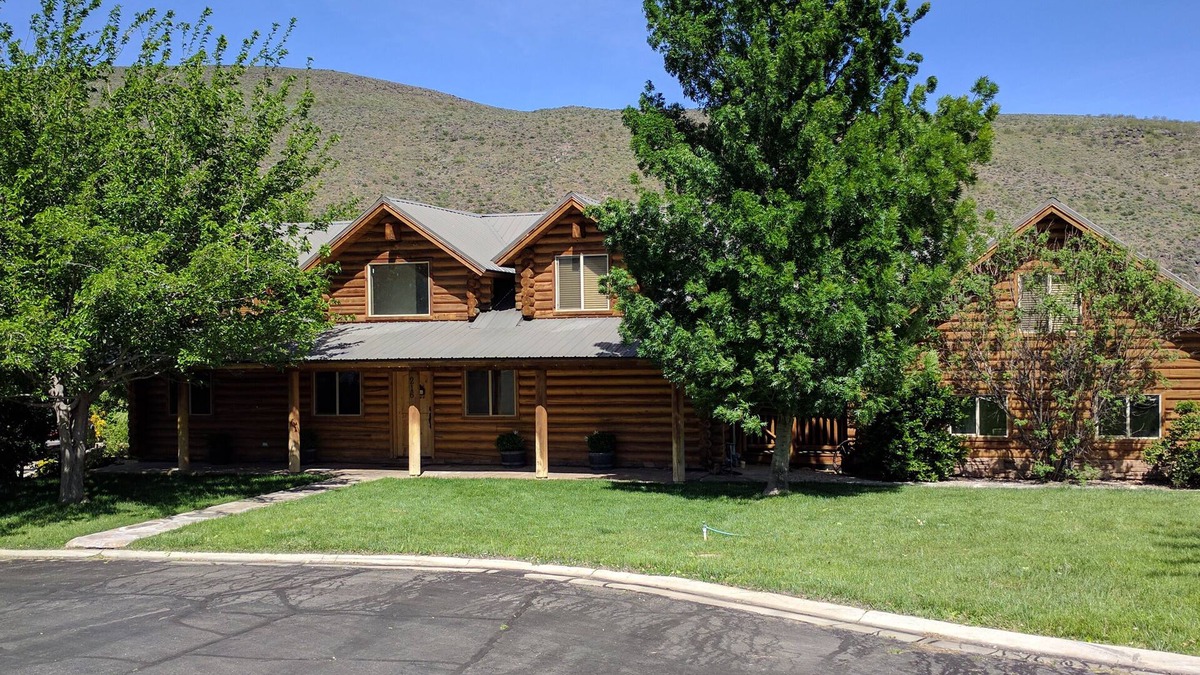 Toquerville Cabin | Luxury Log Home Retreat near Zion National Park