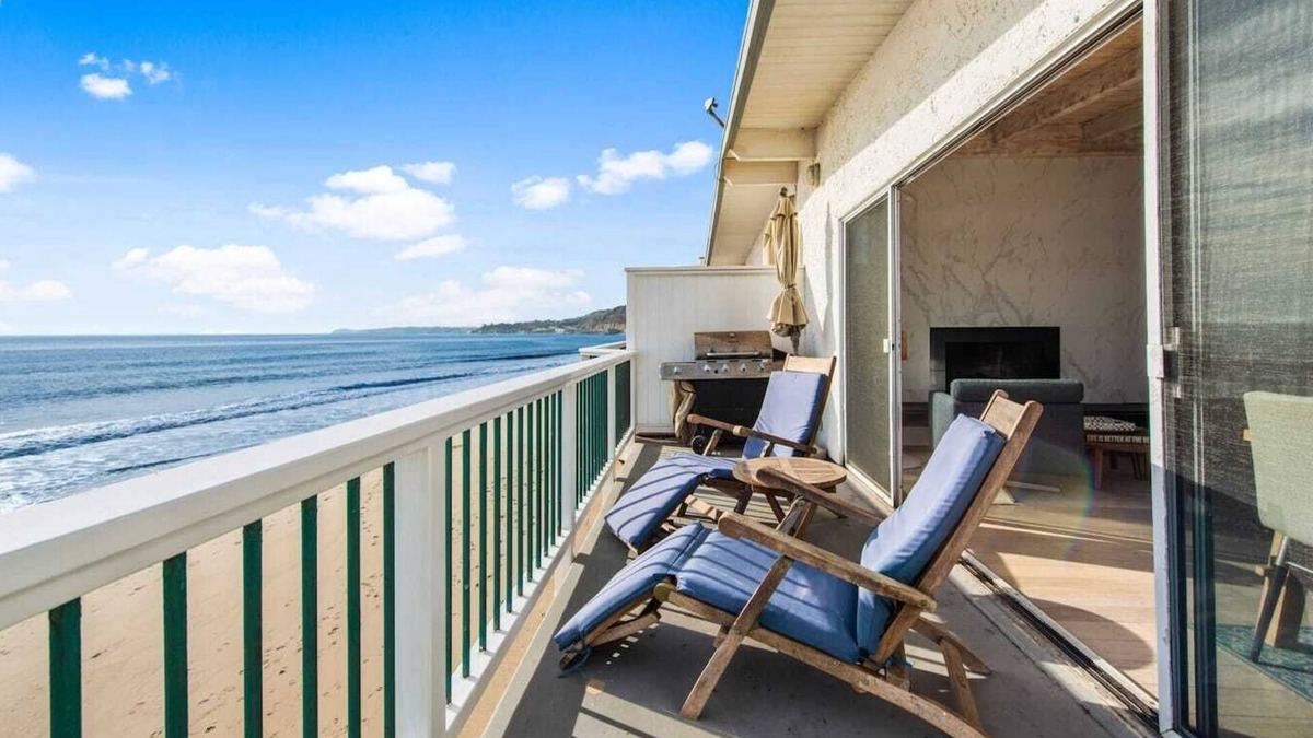 Los Angeles County House | Luxury Malibu Road Oceanfront Townhouse PRIVATE BEACH