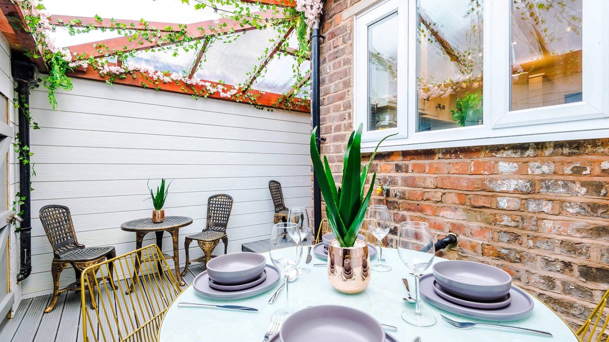 Salford House | Luxury Manchester Retreat Sleeps 11 Free Parking