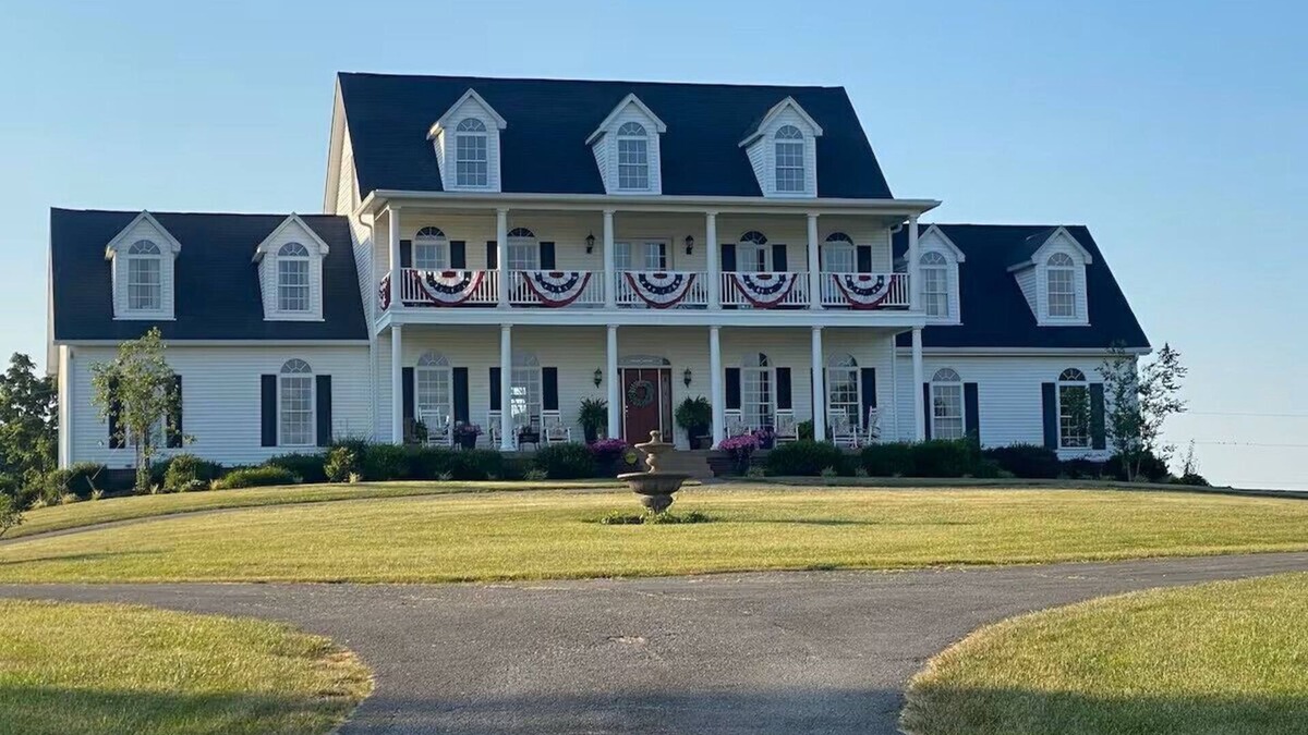 Chaplin House | Luxury Manor on Bourbon Trail 5 bdrm/4 bath, Pickleball, Hot Tub, Fitness Room