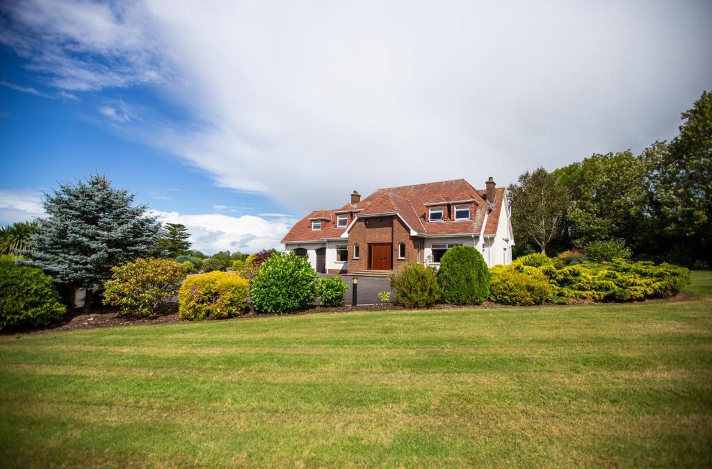Lisburn House | Luxury Manor, Private, Double Garage, Hot tub, Wifi
