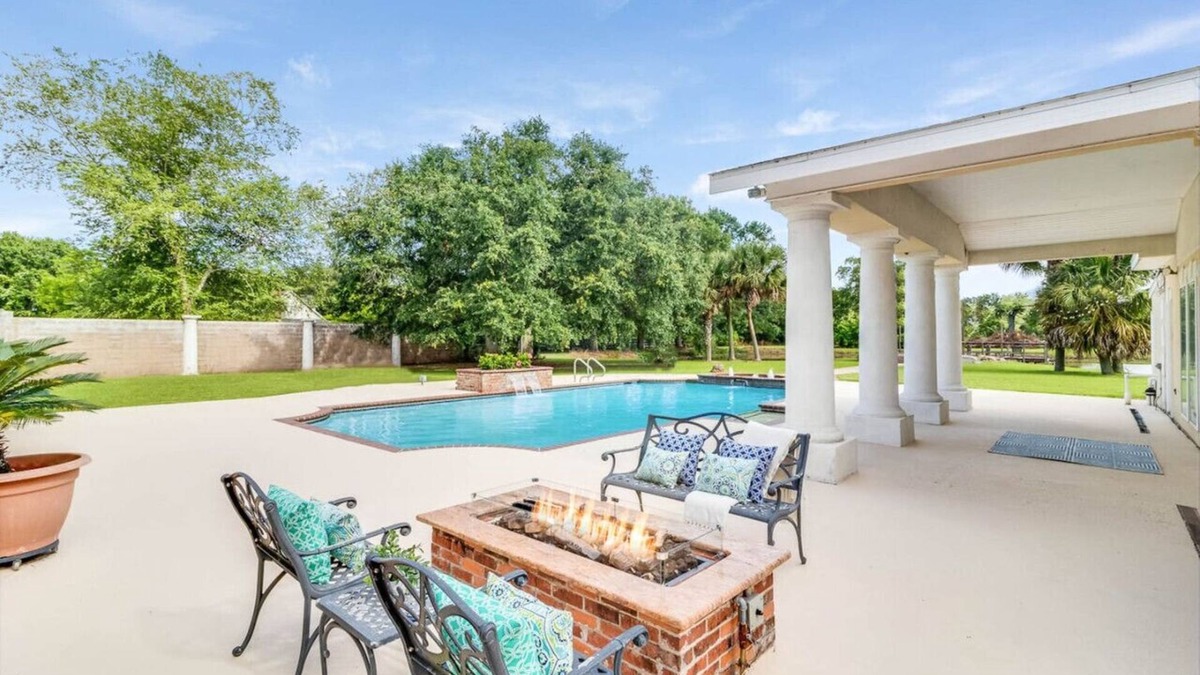 New Iberia Apartment | Luxury Mansion on pond + pool + gameroom