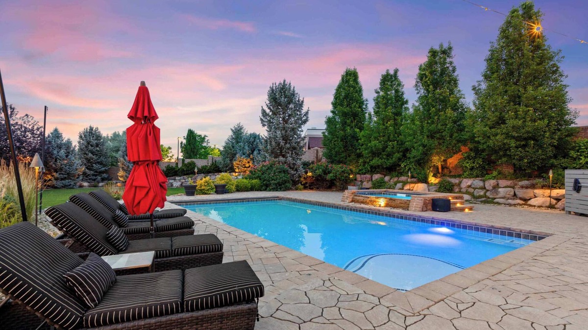 Draper House | Luxury Mansion *Sleeps 20 *Pool *SportCrt *Theater