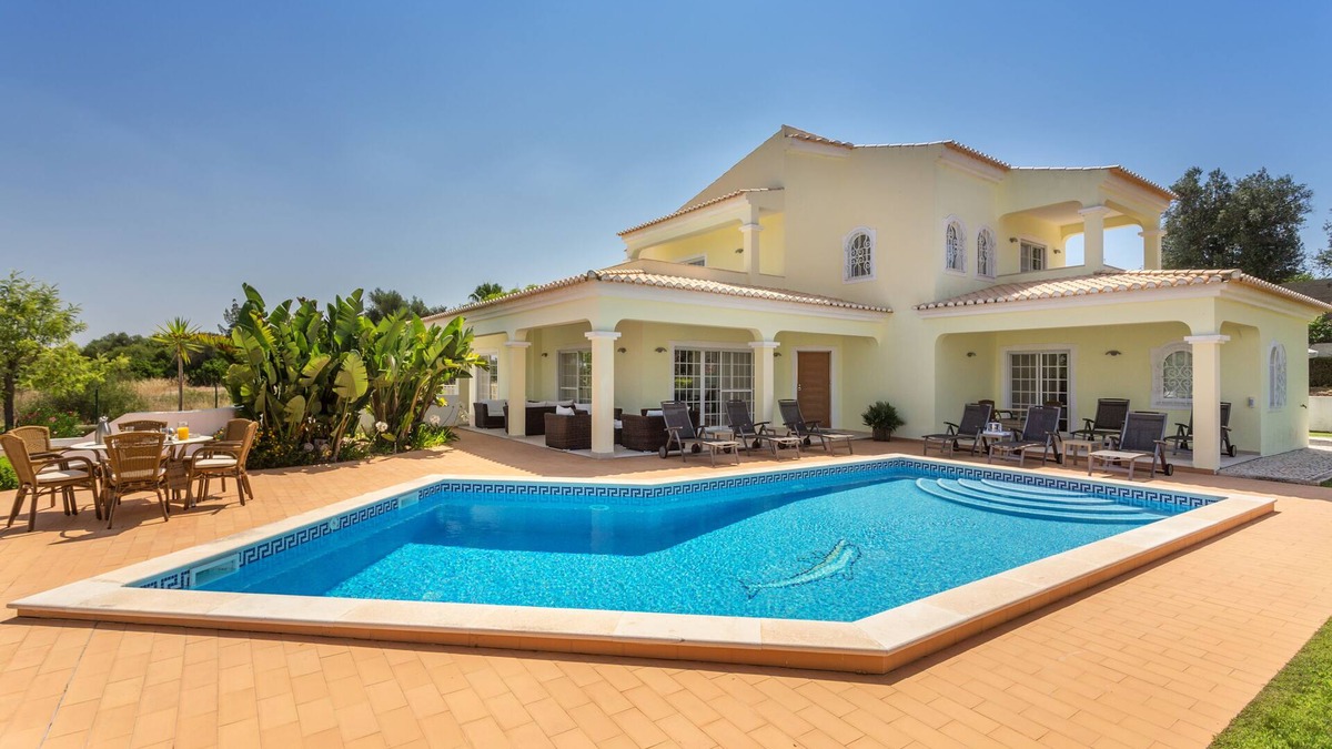 Montes de Alvor Villa | Luxury mediterranean villa with heated pool and gym