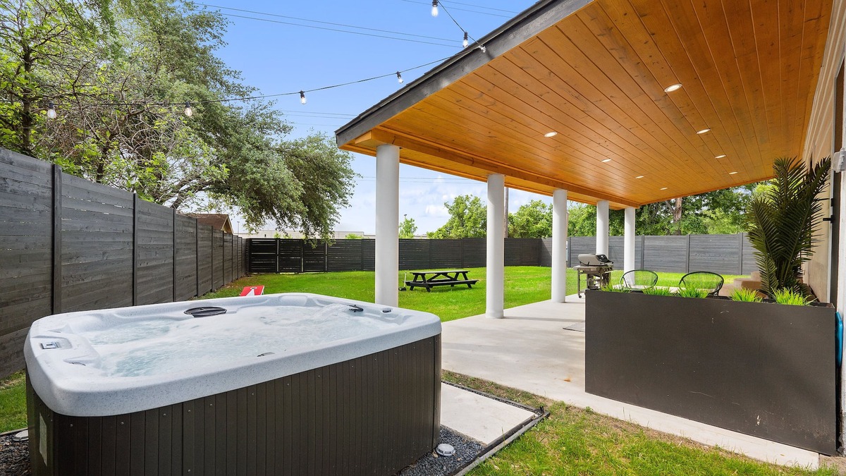 Austin House | Luxury Modern 5BR w/Hot Tub, Huge Patio & Yard. Mins from Downtown Austin!