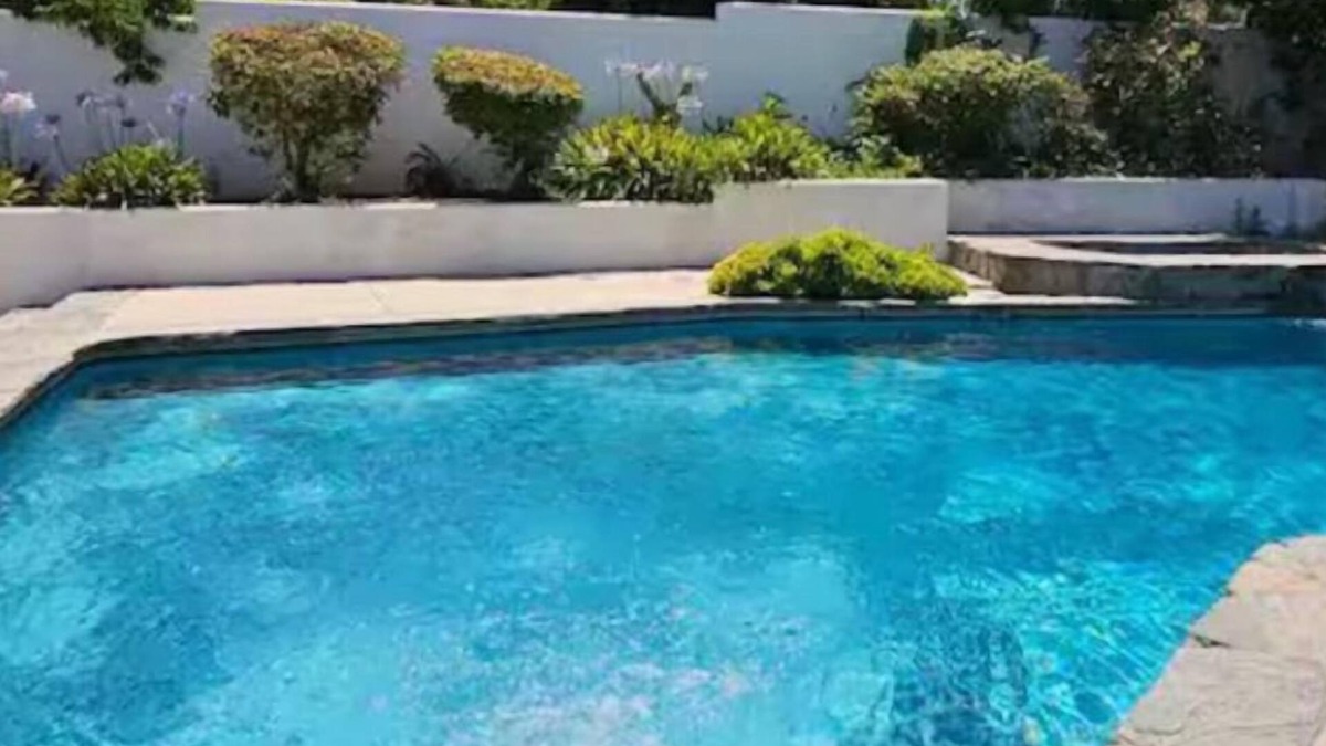 Woodland Hills House | Luxury Modern best Prime Location Retreat PRIVATE POOL HOME Jacuzzi SPA 4 BDR