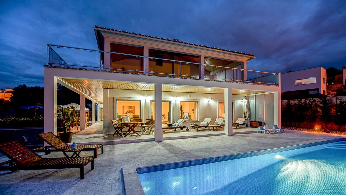 Foz do Arelho Villa | Luxury modern family villa with lagoon views, private heated pool, free wifi