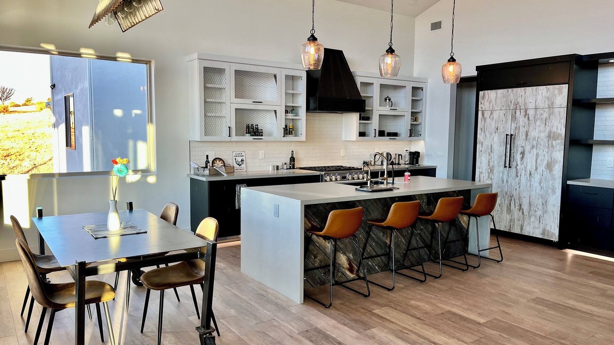 Williamson House | Luxury Modern farmhouse, Strong WiFi, Stunning Granite Mountain Views
