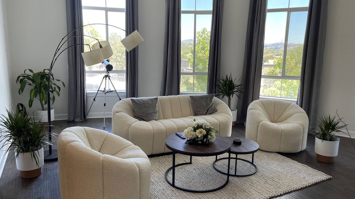 Valencia Condo | Luxury Modern Penthouse 5 min from Magic Mountain in resort style gated complex