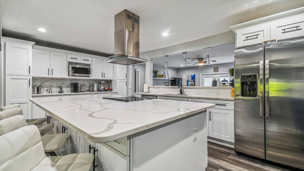 Limona Improvement House | Luxury Modern spacious 5Bedroom/3Bathroom, Theater room a game room and pool.