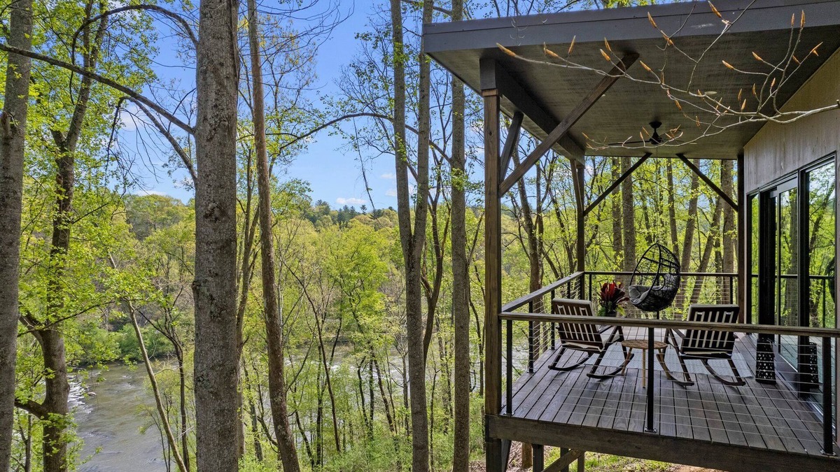 Alexander House | Luxury, Modern Treehouses- River Views & Farmstay Experience