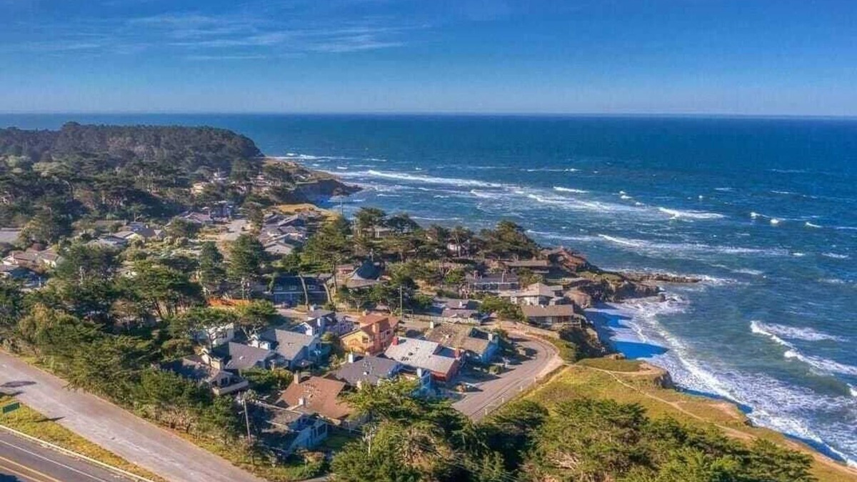 Moss Beach House | Luxury Moss Beach Retreat w/Hot Tub and stones throw to the Beach and Reserve
