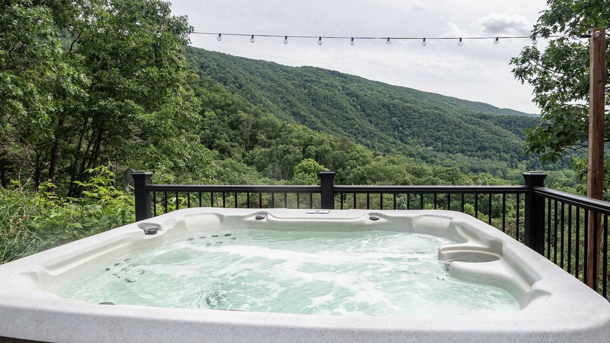 Maurertown Cabin | Luxury mountain cabin W/hot tub & majestic views