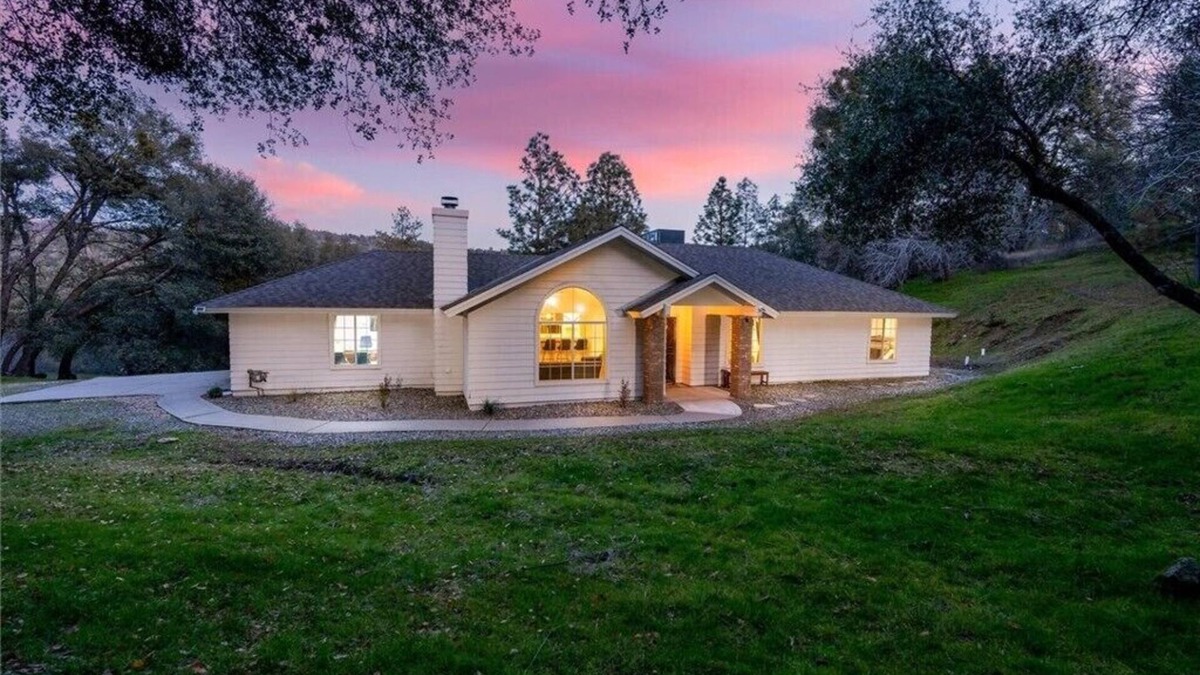 Oakhurst House | Luxury Mountain House Oakhurst, Yosemite! 4 BDR, 2 BTH Near Yosemite & Bass Lake