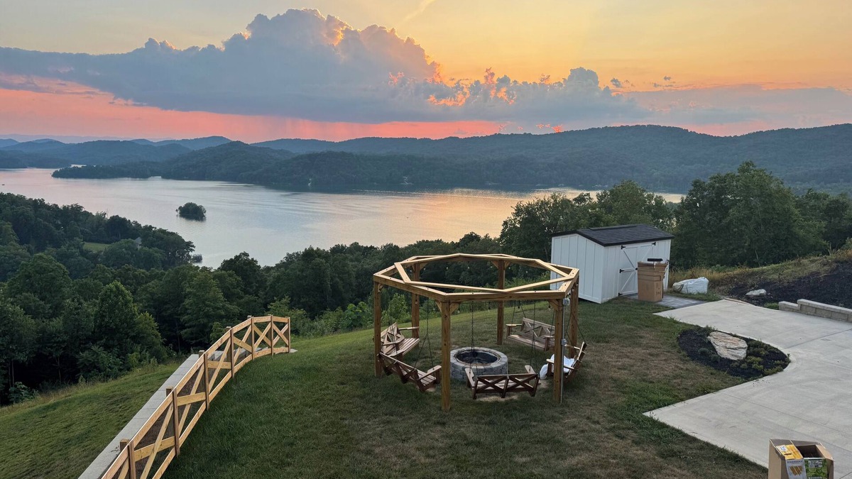 Maynardville House | Luxury Mountain & Lakeside Retreat with Hot Tub