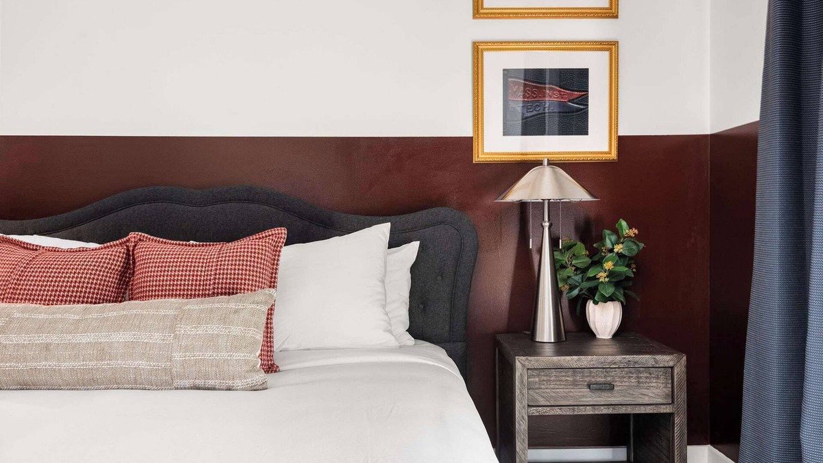 Eighth Avenue House | Luxury Nashville Homes: Sleeps 36, Free Parking, Perfect for Groups