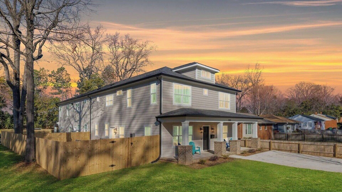 Charlotte House | Luxury Nature Retreat: Spacious Group Escape 1372