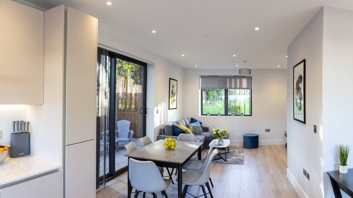 Hendon House | Luxury new build contemporary furnished house