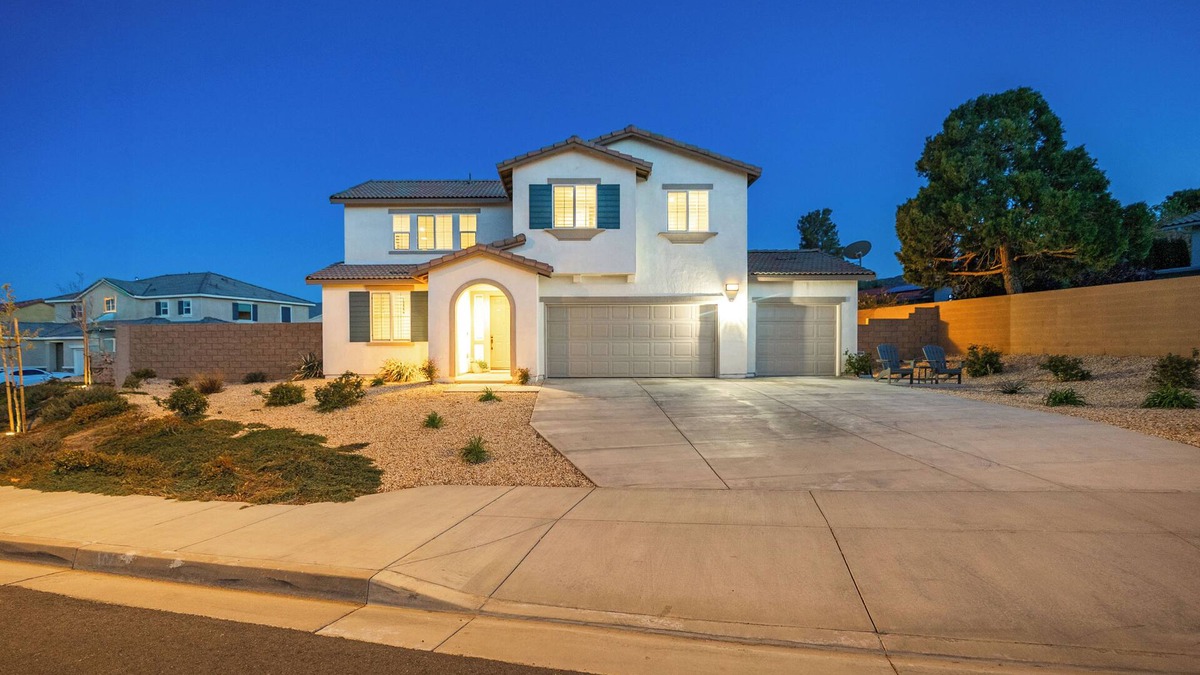 Lancaster House | LUXURY & NEWER 5 Bedroom Home w/A Large Backyard in West Lancaster!