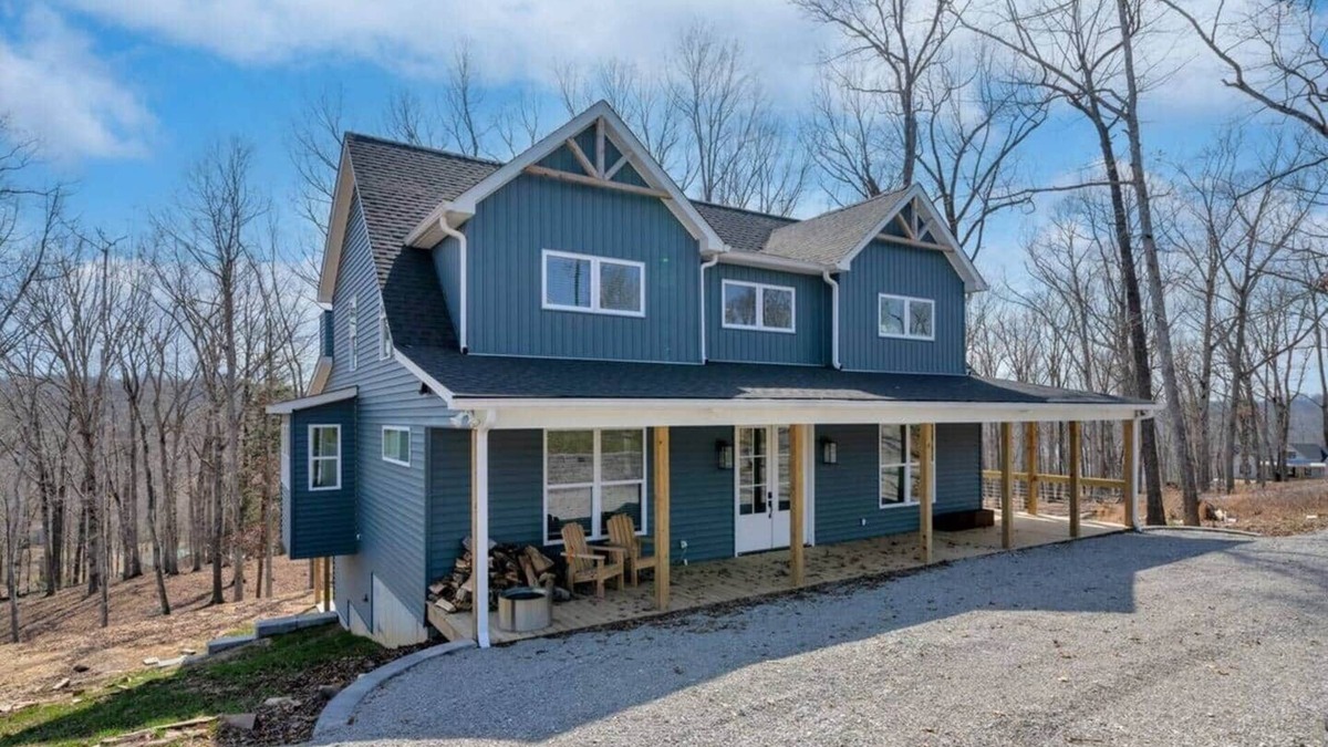 Clarkson House | Luxury Nolin Lake Private Retreat | Sleeps 14