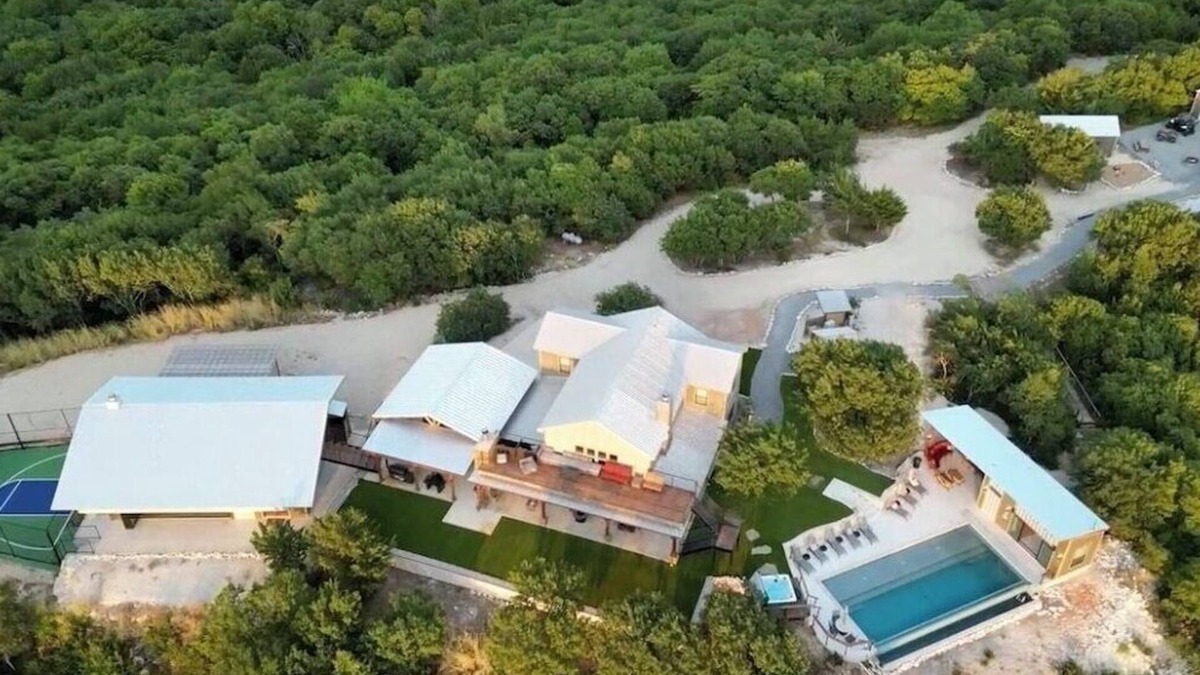 Muenster House | Luxury North Texas Retreat-FULL Rental for 37-Pool/Spa/Sports Courts/Views