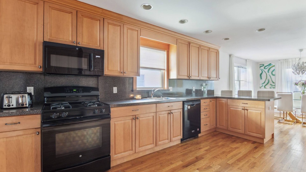 White Plains House | Luxury NY Home King with Game Room + Free Parking