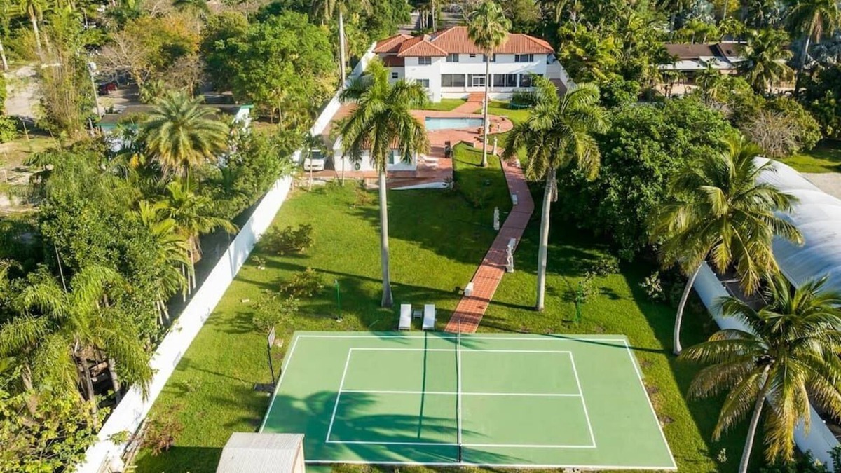 Horse Country House | Luxury Oasis: 10BR Mansion w/ Pool & Tennis Court