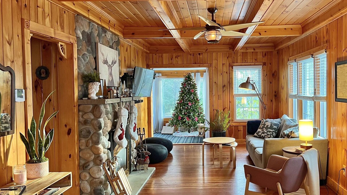 Irving Cabin | Luxury Oasis w/ hot tub, fire pit & beach access!
