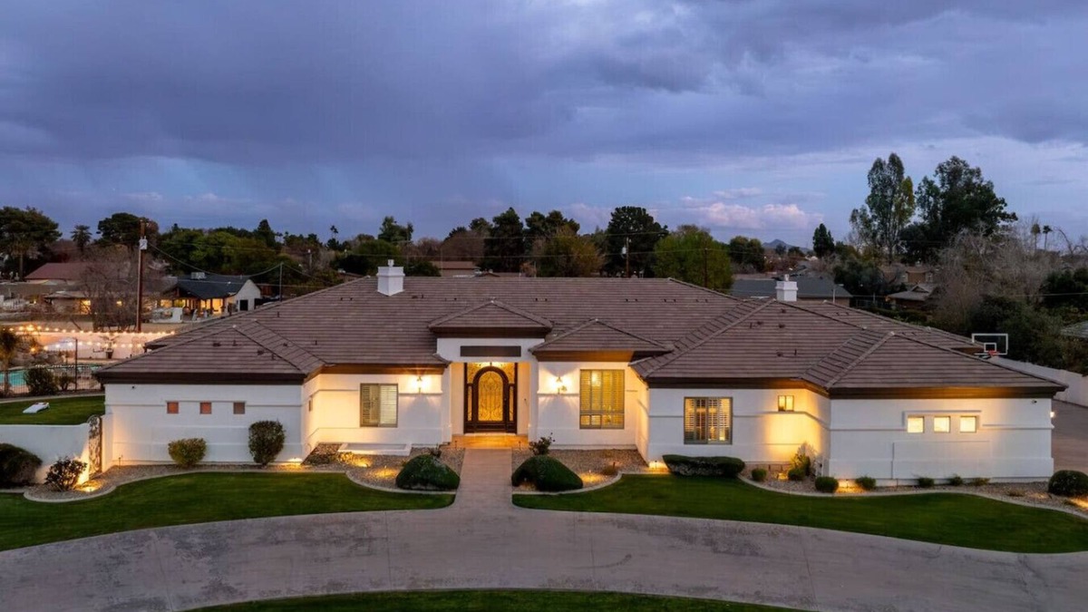 Phoenix Apartment | Luxury Oasis with Entertainment & Amazing Backyard